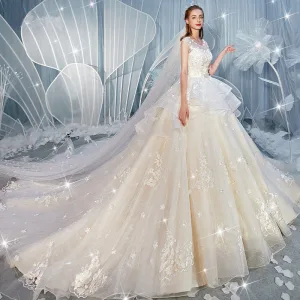 Slående Champagne Brudekjoler 2019 Prinsesse Scoop Halsen Rhinestone Blonder Blomst Appliques Uten Ermer Ryggløse Gripende Ruffles Royal Train