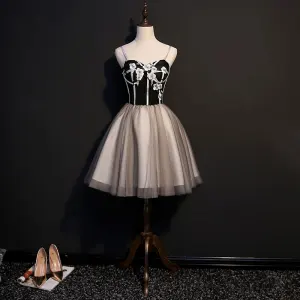 Sexy Svart Cocktailkjoler 2018 Prinsesse Appliques Spaghettistropper Ryggløse Uten Ermer Korte Formelle Kjoler