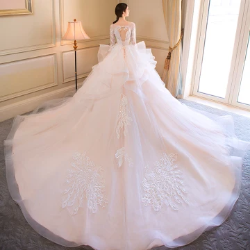 Élégant Champagne Robe De Mariée 2018 Robe Boule Appliques Volants En Cascade Encolure Dégagée 1 2 Manches Dos Nu Cathedral Train Mariage