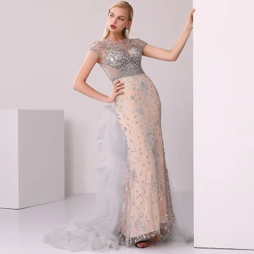 Haut De Gamme Champagne Gris Robe De Soirée 2020 Trompette Sirène Encolure Dégagée Fait Main Perlage Cristal Faux Diamant Manches Courtes Train De Balayage Robe De Ceremonie