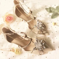 Stylowe / Modne Szampan Ślub Na Wesele Wysokie Obcasy 2019 T-Bar Rhinestone 8 cm Szpilki Szpiczaste Buty Ślubne