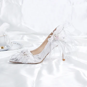 Moderne Mode Blanche Chaussure De Mariée 2020 Satin Cuir Plumes Perle Paillettes 9 Cm Talons Aiguilles À Bout Pointu Mariage Escarpins
