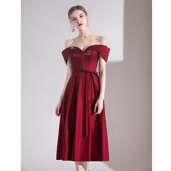 Chic / Beautiful Burgundy Homecoming Graduation Dresses 2020 A-Line / Princess Off-The-Shoulder Bow Short Sleeve Backless Tea-length Formal Dresses