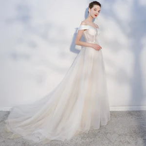 Elegant Champagne Selskapskjoler 2018 Prinsesse Blonder Appliques Spaghettistropper Ryggløse Uten Ermer Domstol Tog Formelle Kjoler