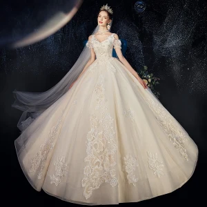 Lyx Champagne Bröllopsklänningar 2020 Prinsessa Fyrkantig Ringning Spets Blomma Appliqués Rhinestone Pärla Ärmlös Halterneck Royal Train
