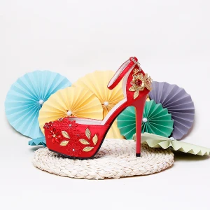 Moda Czerwone Buty Ślubne 2020 Satyna Z Paskiem Rhinestone Z Koronki Kwiat 14 Cm Szpilki Szpiczaste Ślub Wysokie Obcasy