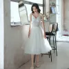 Fashion Charming White Homecoming Graduation Dresses 2021 A-Line / Princess Spaghetti Straps Sequins Sleeveless Backless Tea-length Formal Dresses