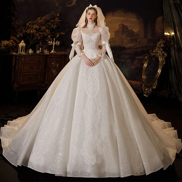 Vintage / Originale Médiévale Ivoire Robe De Mariée 2021 Robe Boule Encolure Dégagée Perlage Perle Paillettes En Dentelle Fleur 3/4 Manches Noeud Dos Nu Royal Train Mariage