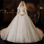 Vintage / Originale Médiévale Ivoire Robe De Mariée 2021 Robe Boule Encolure Dégagée Perlage Perle Paillettes En Dentelle Fleur 3/4 Manches Noeud Dos Nu Royal Train Mariage