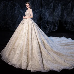 Luxe Champagne Robe De Mariée 2020 Princesse Encolure Dégagée Fait Main Perlage Perle Paillettes En Dentelle Fleur Manches Courtes Dos Nu Royal Train