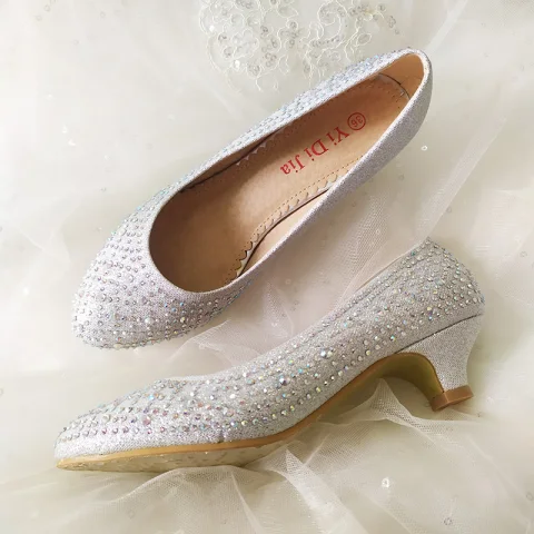 Piękne Srebrny Buty Ślubne 2020 Rhinestone 3 cm Niski Obcas Szpiczaste Ślub Czółenka