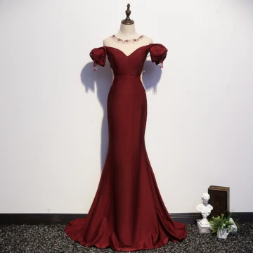 Chic Belle Bordeaux Robe De Soirée 2020 Trompette Sirène Encolure Dégagée Perlage Gland Cristal Faux Diamant Manches Courtes Dos Nu Train De Balayage Robe De Ceremonie
