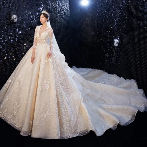 High End Champagne Bröllopsklänningar 2020 Balklänning V Hals Handgjort Beading Glittriga Glitter Rhinestone Spets Blomma 3 4 Ärm Halterneck Royal Train