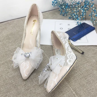 Charmant Ivoire Dentelle Chaussure De Mariée 2020 Noeud Faux Diamant 8 Cm Talons Aiguilles À Bout Pointu Mariage Escarpins