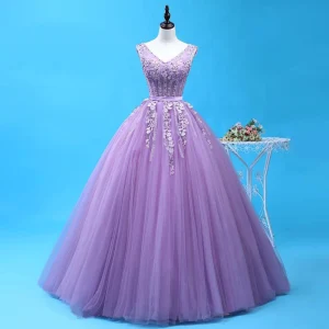 Fine Lavendel Quinceañera Ballkjoler 2018 Ballkjole Blonder Appliques Krystall Sash Paljetter V Hals Ryggløse Uten Ermer Lange