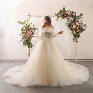 Charmig Champagne Bröllopsklänningar 2020 Prinsessa Axelbandslös Beading Paljetter Spets Blomma Halterneck Ruffle Långärmad Cathedral Train