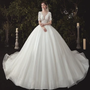 Élégant Ivoire Robe De Mariée 2020 Robe Boule Col V Profond Perle En Dentelle Fleur Appliques Manches Courtes Dos Nu Cathedral Train