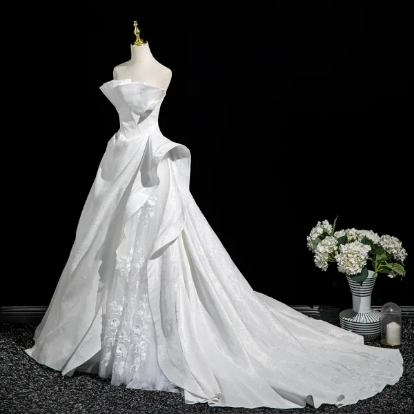 Charmant Weiß Spitze Blumen Applikationen Brautkleider / Hochzeitskleider 2025 Ballkleid Bandeau Ärmellos Rückenfreies Hof-Schleppe Hochzeit