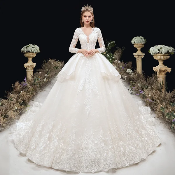 Élégant Ivoire Robe De Mariée 2020 Robe Boule Col v profond Perlage Paillettes Perle Faux Diamant En Dentelle Fleur 3/4 Manches Dos Nu Cathedral Train