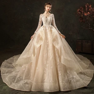 High End Mote Champagne Brudekjoler 2020 Ballkjole V Hals Blonder Blomst Langermede Ryggløse Gripende Ruffles Royal Train