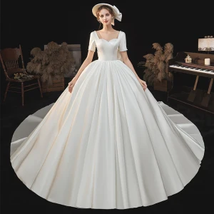 High End Eleganta Elfenben Satin Bröllopsklänningar 2021 Balklänning Pärla Fyrkantig Ringning Korta Ärm Halterneck Rosett Royal Train Bröllop