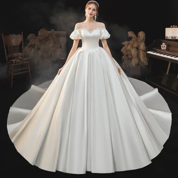 High End Elegant Elfenben Satin Brudekjoler 2021 Ballkjole Perle Scoop Halsen Korte Ermer Ryggløse Royal Train Bryllup