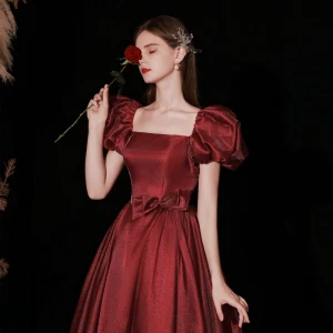 Élégant Bordeaux Satin Robe De Bal 2022 Princesse Encolure Carrée Gonflée Manches Courtes Noeud Dos Nu Longue Robe De Ceremonie