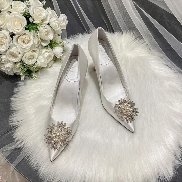 Elegant Ivory Pearl Rhinestone Wedding Shoes 2022 Satin 9 Cm Stiletto Heels Pointed Toe Wedding Pumps High Heels
