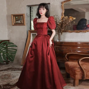 Élégant Bordeaux Satin Robe De Bal 2022 Princesse Encolure Carrée Gonflée Manches Courtes Dos Nu Longue Robe De Ceremonie