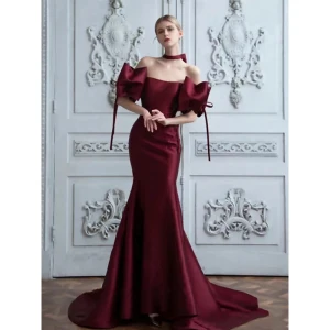 Charmant Burgunderrot Satin Abendkleider 2022 Meerjungfrau Off Shoulder Schleife Kurze Ärmel Rückenfreies Sweep Pinsel Zug Abend Festliche Kleider