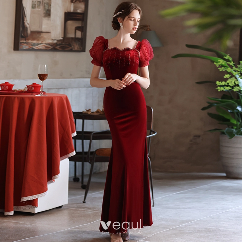 Chic Belle Bordeaux Daim Faux Diamant Robe De Soiree 2022 Trompette Sirene Encolure Carree Gonflee Manches Courtes Dos Nu Noeud Longue Soiree Robe De Ceremonie