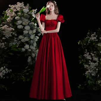 Simple Bordeaux Satin Robe De Bal 2022 Princesse Encolure Carrée Gonflée Manches Courtes Dos Nu Longue Robe De Ceremonie