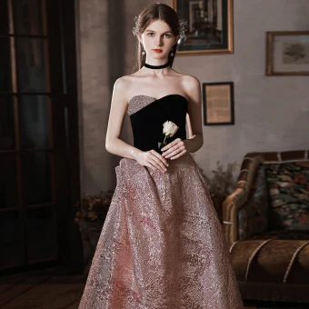 Charmant Noire Satin Paillettes Robe De Bal 2022 Princesse Bustier Sans Manches Dos Nu Longue Robe De Ceremonie