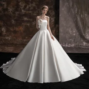 Haut De Gamme Ivoire Satin Robe De Mariée 2022 Robe Boule Bustier Appliques Sans Manches Dos Nu Tribunal Train Mariage