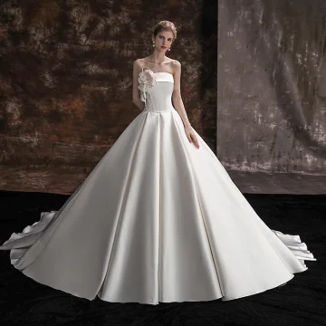 High End Elfenben Satin Bröllopsklänningar 2022 Balklänning Axelbandslös Appliqués Ärmlös Halterneck Domstol Tåg Bröllop