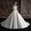 Haut de Gamme Ivoire Satin Robe De Mariée 2022 Robe Boule Bustier Appliques Sans Manches Dos Nu Tribunal Train Mariage