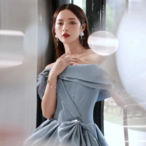 Élégant Bleu Ciel Satin Robe De Bal 2022 Princesse De L Épaule Manches Courtes Noeud Dos Nu Train De Balayage Robe De Ceremonie