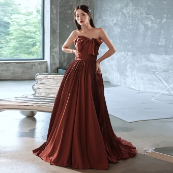 Charming Coffee Satin Prom Dresses 2022 A Line Princess Strapless Bow Sleeveless Backless Sweep Train Formal Dresses