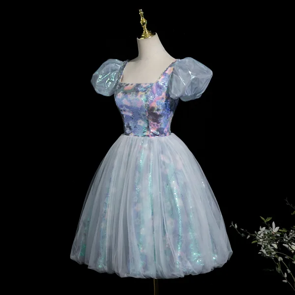 Sexy Bleu Ciel Paillettes Courte Robe De Fête 2025 Robe Boule Encolure Carrée Gonflée Manches Courtes Dos Nu Soirée Robe De Ceremonie