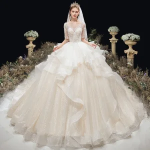 Charmant Ivory Creme Glanz Fallende Rüsche Brautkleider Hochzeitskleider 2020 Ballkleid Rundhalsausschnitt Perlenstickerei Spitze Blumen 1 2 Ärmel Rückenfreies Kathedrale Schleppe