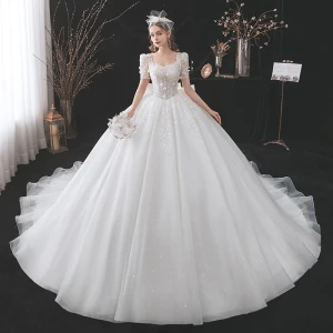 Hermoso Blanco Vestidos De Novia 2021 Ball Gown Escote Cuadrado Rebordear Bowknot Perla Apliques Lentejuelas Manga Corta Sin Espalda Cathedral Train Boda