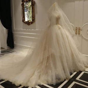 Luxe Champagne Robe De Mariée 2018 Dos Nu Robe Boule Perlage Paillettes Bretelles Spaghetti Sans Manches Royal Train Mariage
