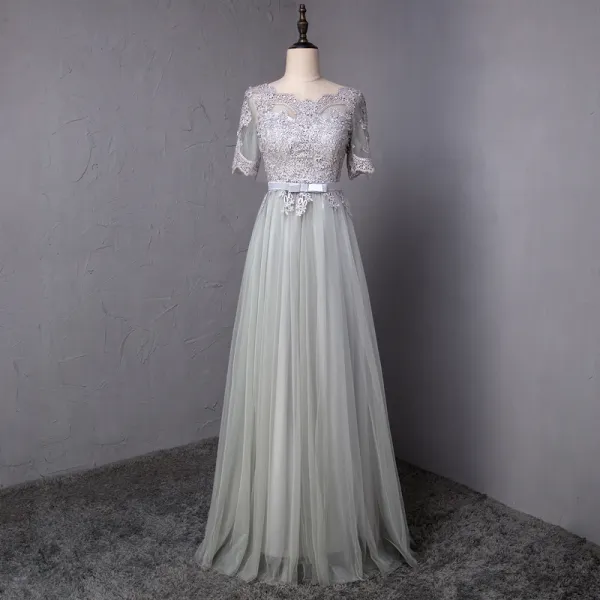 Affordable Grey Prom Dresses 2018 A-Line / Princess Bow Lace Flower Scoop Neck Short Sleeve Floor-Length / Long Formal Dresses