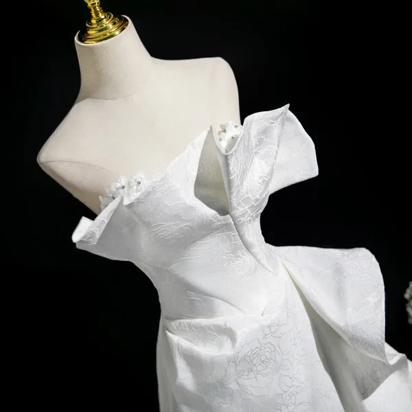 Charmant Weiß Spitze Blumen Applikationen Brautkleider / Hochzeitskleider 2025 Ballkleid Bandeau Ärmellos Rückenfreies Hof-Schleppe Hochzeit
