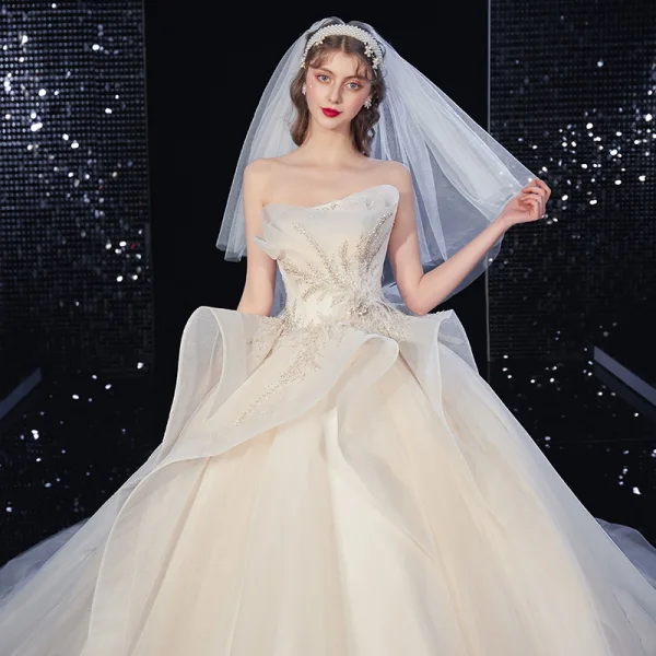 Luxe Champagne Robe De Mariée 2020 Robe Boule Bustier Plumes Perlage En Dentelle Fleur Sans Manches Dos Nu Volants en Cascade Royal Train