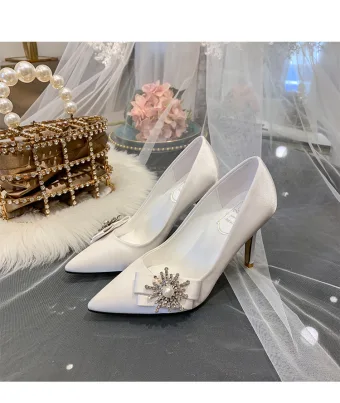 Chic Ivoire Chaussure De Mariée 2020 Satin Perle Faux Diamant Noeud 9 Cm Talons Aiguilles À Bout Pointu Mariage Escarpins