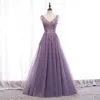 Edles Violett Abendkleider 2020 A Linie V-Ausschnitt Perlenstickerei Spitze Blumen Ärmellos Rückenfreies Lange Festliche Kleider