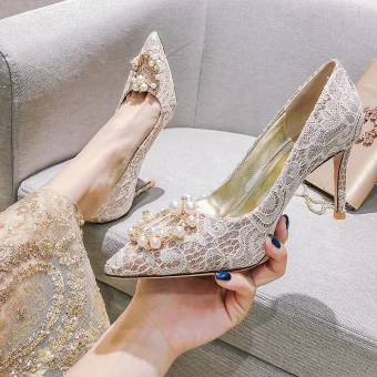 Charmant Champagne Chaussure De Mariée 2020 Perle Faux Diamant En Dentelle Fleur 8 Cm Talons Aiguilles À Bout Pointu Mariage Escarpins