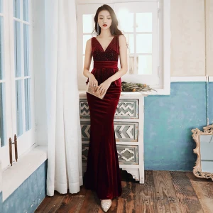 Sexy Bordeaux Daim Robe De Soirée 2020 Trompette Sirène V Cou Cristal Sans Manches Dos Nu Longue Robe De Ceremonie