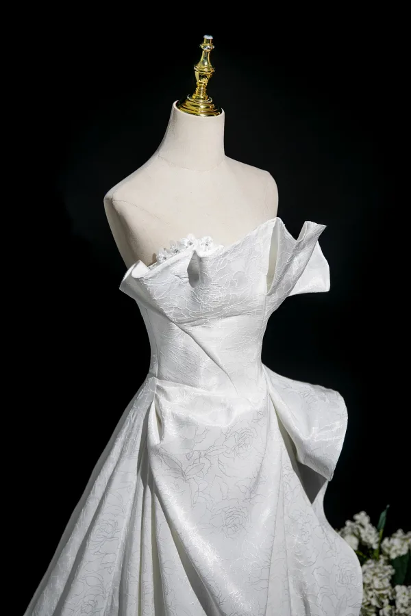Charmant Weiß Spitze Blumen Applikationen Brautkleider / Hochzeitskleider 2025 Ballkleid Bandeau Ärmellos Rückenfreies Hof-Schleppe Hochzeit